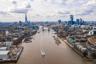 Thames nehrinin karşısındaki Kule Köprüsü yakınındaki Londra finans bölgesi 'nin yüksek görünümü. Londra. Ingiltere.