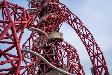 Kraliçe Elizabeth Olimpik Parkı, Londra: Kraliçe Elizabeth Olimpiyat Parkı 'ndaki ArcelorMittal Yörünge Kulesi, İngiltere' nin gözlem güvertesine sahip en uzun heykeli.