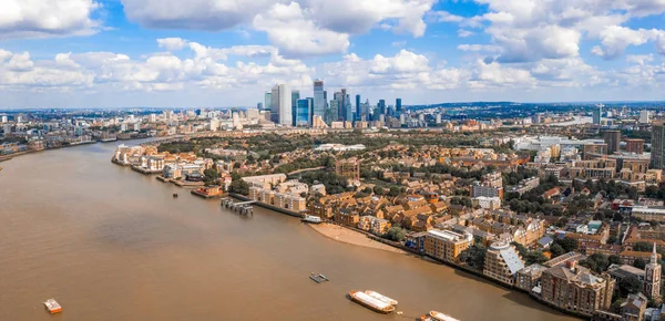 Підвищеними Видом Фінансовий Район Лондона Біля Тауерський Міст Через Річку — стокове фото