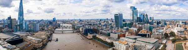 Thames nehrinin karşısındaki Kule Köprüsü yakınındaki Londra finans bölgesi 'nin yüksek görünümü. Londra. Ingiltere.