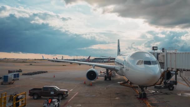滑走路に立つ空港と巨大なボーイングの美しいタイムラプスビューは 飛行の準備をしています 空港に浮かぶ雲 — ストック動画