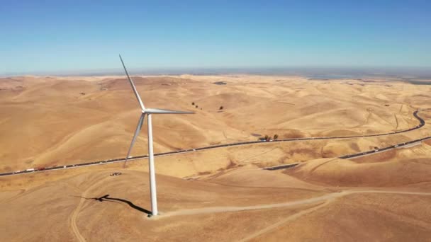 アメリカのアリゾナ州の風力発電所の空中ビュー 風力発電とは 風力タービンによる空気の流れを利用して 機械的に発電することです — ストック動画