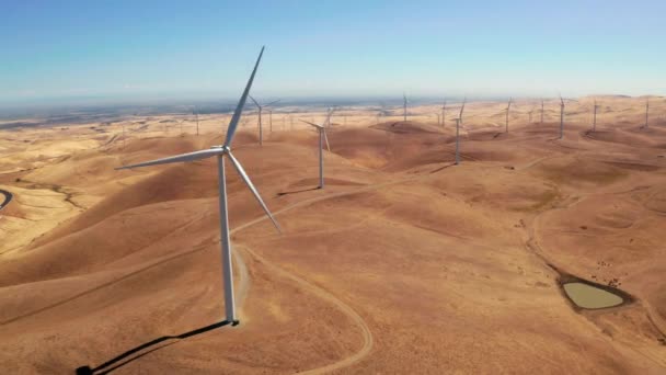 亚历桑那州风力发电站的空中景观 风力发电是利用气流通过风力涡轮机为发电机提供机械动力的技术 — 图库视频影像