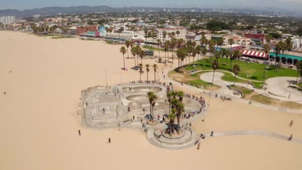 Όμορφη Εναέρια Άποψη Του Skate Park Στην Παραλία Της Βενετίας — Αρχείο Βίντεο