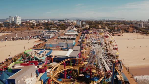 サンタモニカ桟橋の空中ビュー サンタモニカ カリフォルニア州 遊園地とその周りの人々と桟橋の美しい景色 — ストック動画