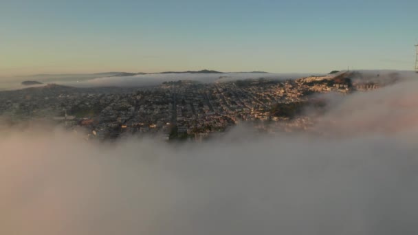 Volando Sobre Puente Golden Gate San Francisco Durante Día Nublado — Vídeos de Stock