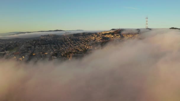 Fliegen Über San Francisco Golden Gate Bridge Während Eines Bewölkten — Stockvideo