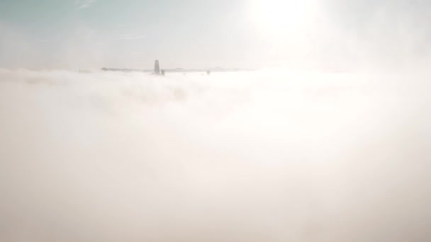 Stijgend Vliegend Wolken Tijdens Zonsopgang San Francisco Met Wolkenkrabbers Die — Stockvideo