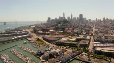 Bir eğlence parkı ve deniz aslanları iskele tarafından San Francisco Pier 39 güzel havadan görünümü.