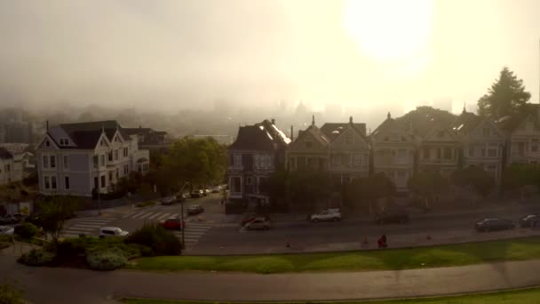 Fotografia Aérea Das Mundialmente Famosas Senhoras Pintadas Localizadas Alamo Square — Vídeo de Stock