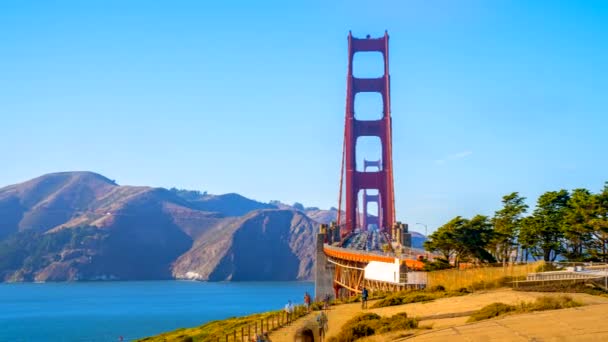 サンフランシスコの黄金の門橋の美しい空の景色上から車で橋を下り — ストック動画