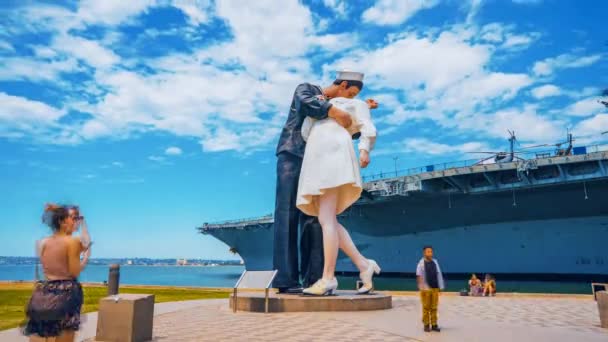 ストックビデオSan Diego カリフォルニア州 アメリカ 2019年6月13日 米国サンディエゴ港の航空母艦ミッドウェイ付近のキス像 無条件降伏 のタイムラプスビュー — ストック動画