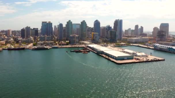 位于加州市中心附近的圣地亚哥海港的空中景观 在船坞和Uss Midway航母附近飞行 — 图库视频影像