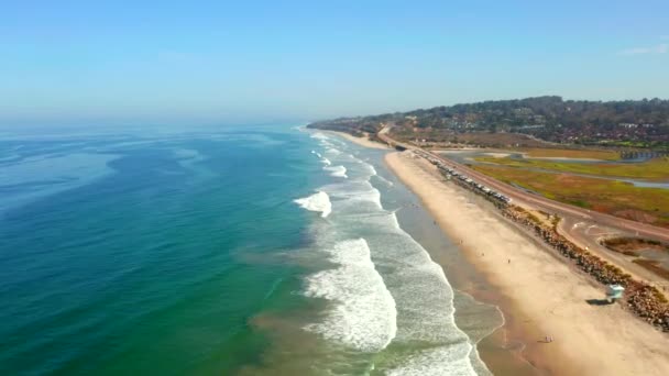 ビーチによって巨大な波と太平洋の海岸線の美しい航空ビュー — ストック動画