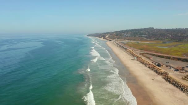 ビーチによって巨大な波と太平洋の海岸線の美しい航空ビュー — ストック動画