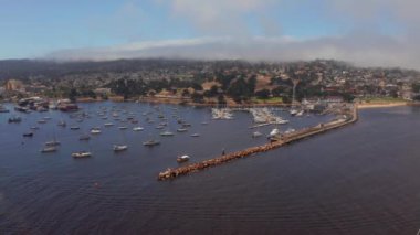 San Diego ufuk çizgisinin ve USS Midway Müzesi 'nin havadan görüntüsü. Güzel uçak gemisi..