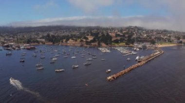 San Diego ufuk çizgisinin ve USS Midway Müzesi 'nin havadan görüntüsü. Güzel uçak gemisi..
