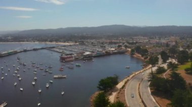 San Diego ufuk çizgisinin ve USS Midway Müzesi 'nin havadan görüntüsü. Güzel uçak gemisi..
