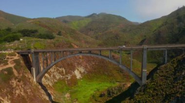 Scenic panoramic time lapse view of clouds passing historic Bixby Creek Bridge along world famous Highway 1 during summer, Monterey County, California, USA