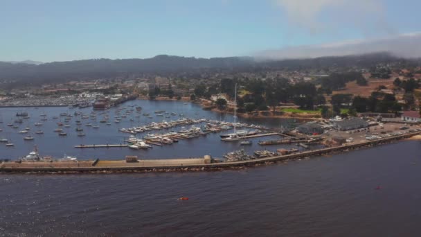 San Diego Ufuk Çizgisinin Uss Midway Müzesi Nin Havadan Görüntüsü — Stok video