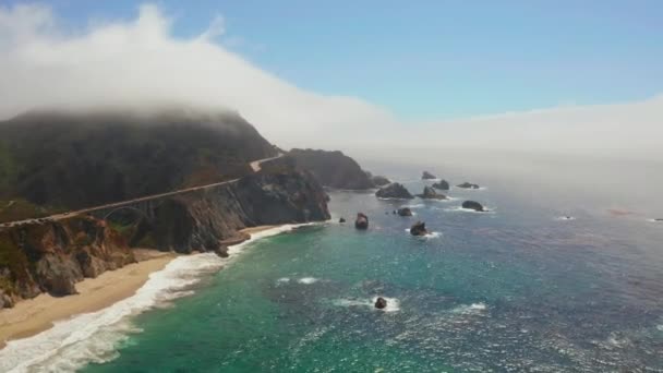 Scenic Panoramisch Tijdsverloop Uitzicht Wolken Passeren Historische Bixby Creek Bridge — Stockvideo