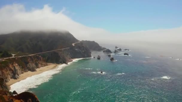 캘리포니아주 몬테레이 역사적 빅스비 개울을 지나는 구름의 경치를 여름에 세계적으로 — 비디오