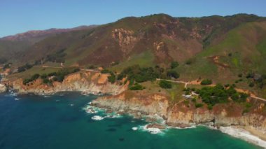 Scenic panoramic time lapse view of clouds passing historic Bixby Creek Bridge along world famous Highway 1 during summer, Monterey County, California, USA
