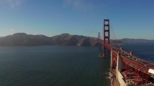 サンフランシスコの黄金の門橋の美しい空の景色上から車で橋を下り — ストック動画