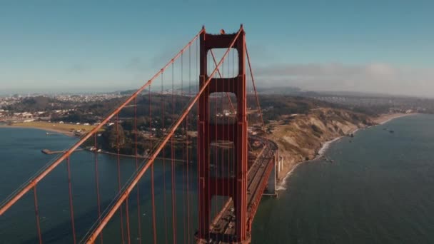 从上方俯瞰旧金山金门大桥的美丽的空中景观 车上的车辆正驶过大桥 — 图库视频影像