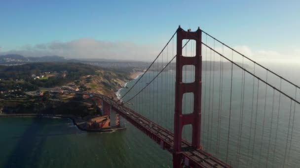 从上方俯瞰旧金山金门大桥的美丽的空中景观 车上的车辆正驶过大桥 — 图库视频影像