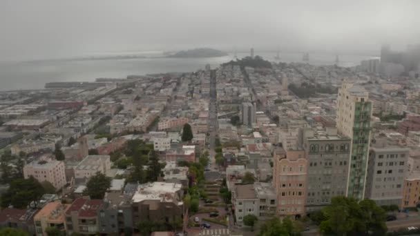 Stijgend Vliegend Wolken Tijdens Zonsopgang San Francisco Met Wolkenkrabbers Die — Stockvideo