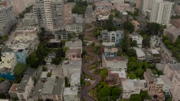 샌프란시스코에서는 햇살을 받으며 건물들이 오르고 아름다운 캘리포니아 샌프란시스코 — 비디오