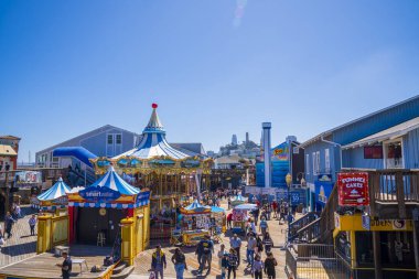 Santa Monica, Usa. 10 Mayıs 2019. Santa Monica rıhtımındaki dönme dolap Kaliforniya Usa 'da Mavi Pasifik Okyanusu kıyısında insanlar iskelede yürüyor..