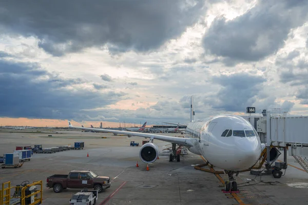 Chicago Usa May 2019 Large Airplane Airport Waiting Passengers — ストック写真