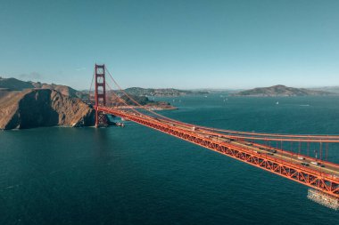 Golden Gate Köprüsü 'nün San Francisco, Kaliforniya' daki Golden Gate Ulusal Eğlence Alanı üzerindeki hava günbatımı manzarası..