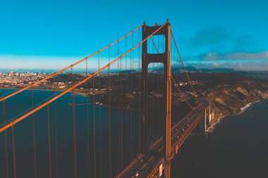 Golden Gate Köprüsü 'nün San Francisco, Kaliforniya' daki Golden Gate Ulusal Eğlence Alanı üzerindeki hava günbatımı manzarası..