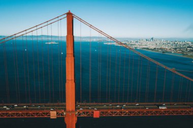 Golden Gate Köprüsü 'nün San Francisco, Kaliforniya' daki Golden Gate Ulusal Eğlence Alanı üzerindeki hava günbatımı manzarası..