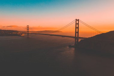 Güzel hava San Francisco manzarası sabahın erken saatlerinde Golden Gate köprüsü ve şehir merkeziyle.