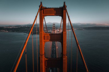 Golden Gate Köprüsü 'nün San Francisco, Kaliforniya' daki Golden Gate Ulusal Eğlence Alanı üzerindeki hava günbatımı manzarası..