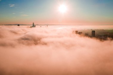 San Francisco 'da güzel bulutlu bir sabah, Usa. Bulutların üzerinde gün batımı bulutların arasından yükselen gökdelenlerle.