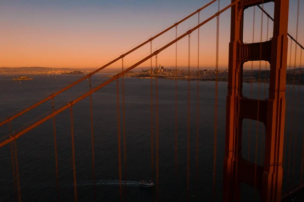 加州旧金山金门国家娱乐区上方金门大桥的空中日落景观 — 图库照片