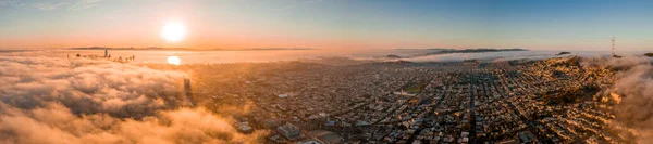 Gyönyörű Felhős Reggel San Franciscóban Usa Naplemente Felhők Felett Felhőkarcolókkal — Stock Fotó