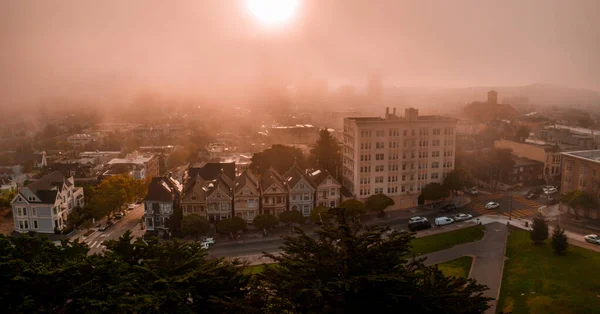 美丽多云的早晨在旧金山 乌萨斯州 夕阳西下 摩天大楼高耸入云 — 图库照片