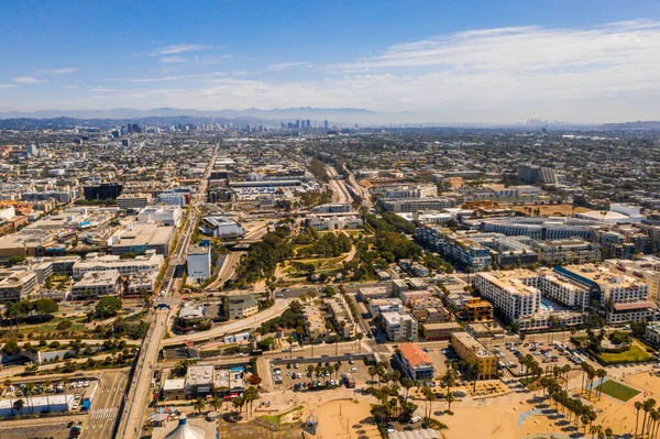 カリフォルニア州ラのヴェネツィアビーチ地区の空中ビューは アーティストリップ クロンクの近く 背の高いヤシの木と美しいビーチビュー — ストック写真