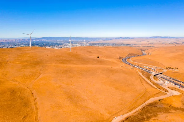 Повітряний Вид Вітрових Турбін Красивому Золотому Гірському Ландшафті Каліфорнії Прихована — стокове фото