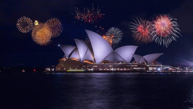 31 Aralık 2019. Sydney, Avustralya. Sydney Opera binasının üzerinde güzel bir havai fişek gösterisi. Sydney 'de yeni yıl arifesinde büyük çaplı havai fişeklerle kutlama konsepti.