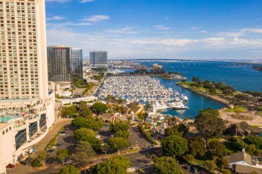 Limanın yakınındaki San Diego 'nun muhteşem panoramik manzarası. Birçok gökdelen ve iskeleye yanaşmış büyük bir Midway uçak gemisi var..