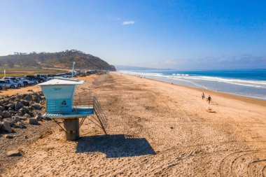 San Diego kıyı şeridinin güzel hava manzarası. İnanılmaz altın plajları, rıhtımı ve Pasifik Okyanusu kıyısındaki kasabanın kendisi..