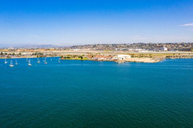 San Diego kıyı şeridinin güzel hava manzarası. İnanılmaz altın plajları, rıhtımı ve Pasifik Okyanusu kıyısındaki kasabanın kendisi..