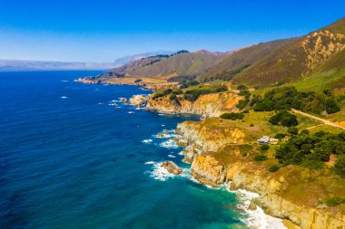 Kaliforniya Pasifik Kıyısı 'ndan Los Angeles' tan San Francisco 'ya giden Big Sur Bixby Köprüsü' ne giden 101 nolu güzergahın sihirli hava manzarası..